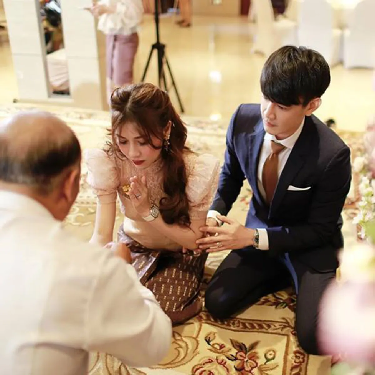 \"แอปเปิ้ล\" ภรรยา \"ฟลุค จิระ\"  นุ่งผ้าซิ่น งานแต่งพี่สาวฝาแฝด ตัดใจให้เงินผูกแขน 6 หลัก ทำพี่สาวน้ำตาไหล(คลิป)