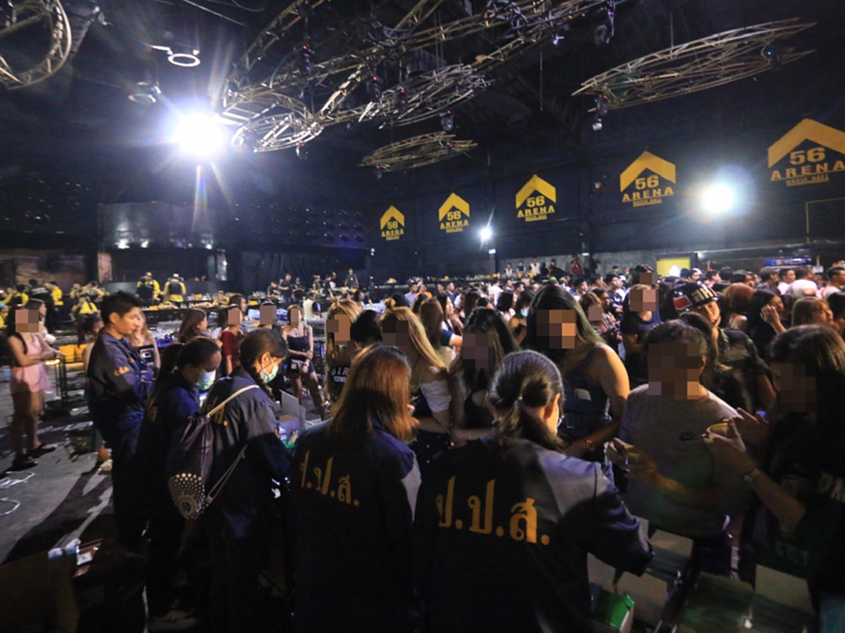 นักเที่ยวหนีกระเจิง จนท.ลงตรวจผับดัง 56 Arena Music Hall เจอยาเสพติดอื้อ(คลิป)