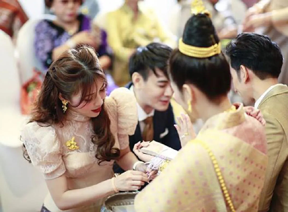 \"แอปเปิ้ล\" ภรรยา \"ฟลุค จิระ\"  นุ่งผ้าซิ่น งานแต่งพี่สาวฝาแฝด ตัดใจให้เงินผูกแขน 6 หลัก ทำพี่สาวน้ำตาไหล(คลิป)
