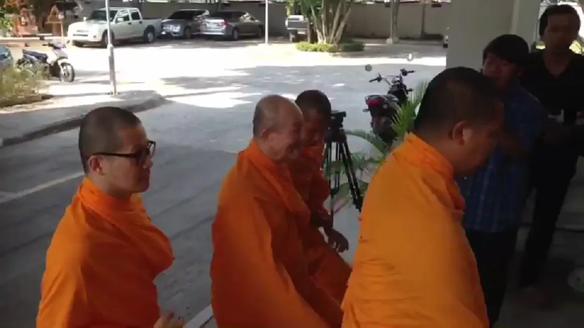 ขึ้นโรงขึ้นศาลเป็นเรื่องธรรมดา!! "พระทัตตชีโว" ชื่นมื่นรับข้อหาขัดคำสั่งคสช. อุบปากเงียบสนิทโดนยิงคำถาม "เจอมั้ย..พระธัมมชโย"??