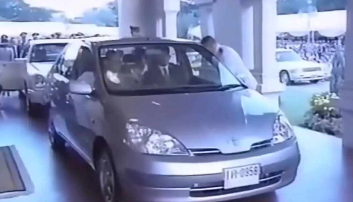 หาชมยาก!! ย้อนชมเหตุการณ์ ครั้น "ในหลวง ร.9" ทรงขับรถยนต์พระที่นั่ง ด้วยพระองค์ !! (คลิป)