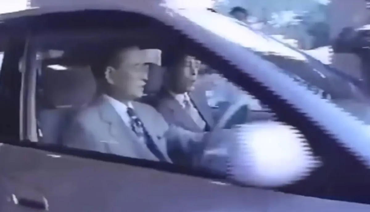 หาชมยาก!! ย้อนชมเหตุการณ์ ครั้น "ในหลวง ร.9" ทรงขับรถยนต์พระที่นั่ง ด้วยพระองค์ !! (คลิป)