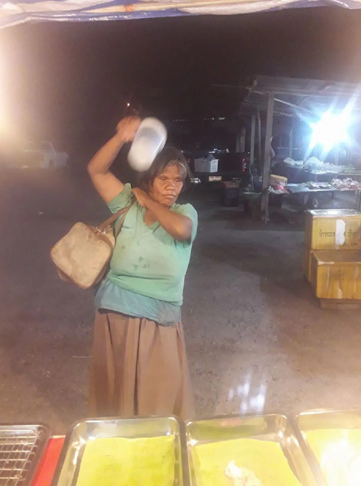 พ่อค้าหนุ่มเจอหญิงใส่เสื้อเก่าซ้ำ ๆ รู้ทีหลังเธอถูกไล่ที่ เดินขอเงินเลี้ยงแม่กับลูก หดหู่ใจรีบโพสต์ขอน้ำใจช่วยด่วน