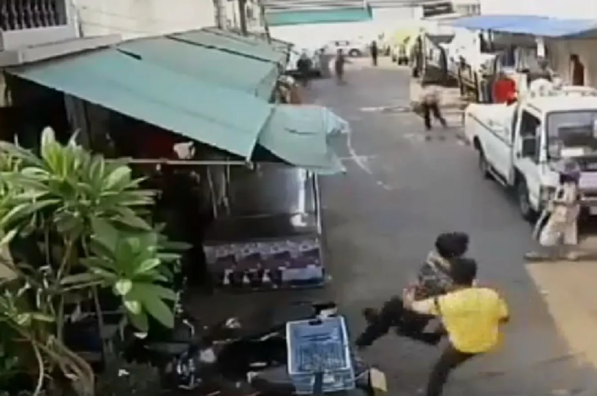 เลวนรกเเตก..!! "หนุ่ม" เดนนรก กระทืบโหด"ทอม"เตะตัดขา..เตะหน้าซ้ำเลือดอาบ!! บ้านป่าเมืองเถื่อนสุดๆ..ล่าตัวด่วนๆ!! ป่านนี้มันยังลอยนวล??(คลิป)