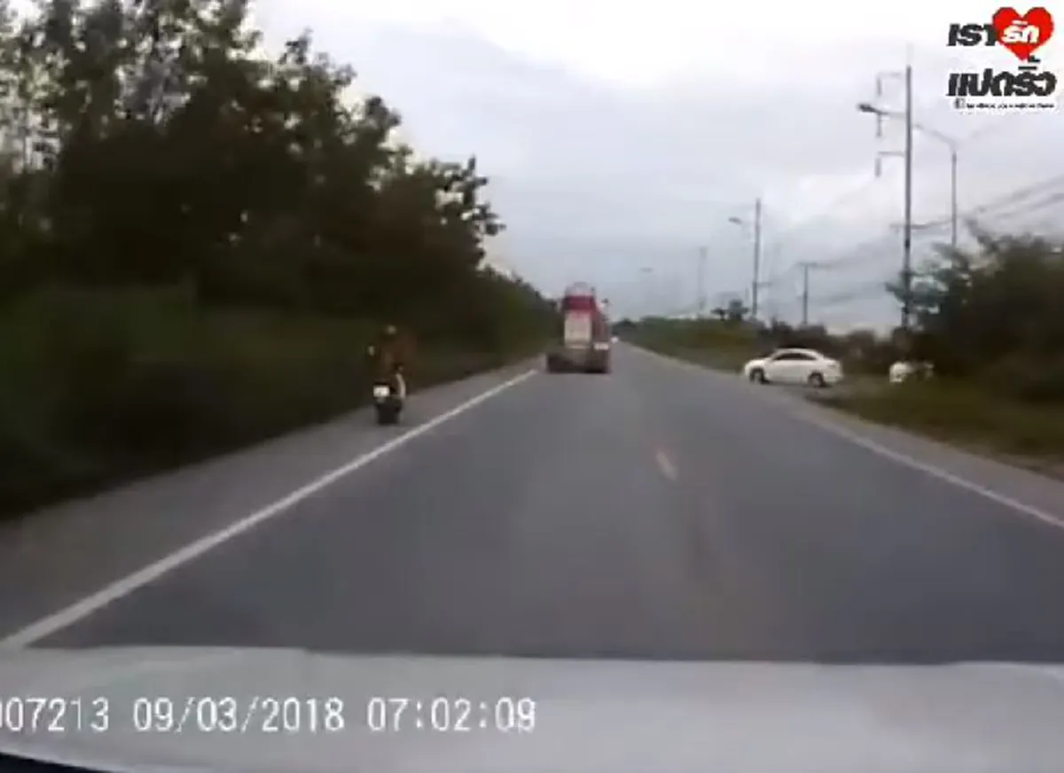 เจอคนจริง "กระบะ"สายซิ่ง นึกจะเเซงก็เเซงตามอำเภอใจ ไม่สนโลก เลยโดนของเเถมเข้าไปเต็มๆ (คลิป)