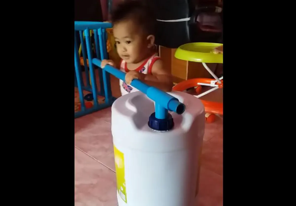 ลองทำกันดู สุดยอดไอเดีย ประดิษฐ์เครื่องหัดเดินสำหรับ"ลูกน้อย"เเบบง่ายๆ สุดประหยัด ได้ผลดีเยี่ยม(คลิป)