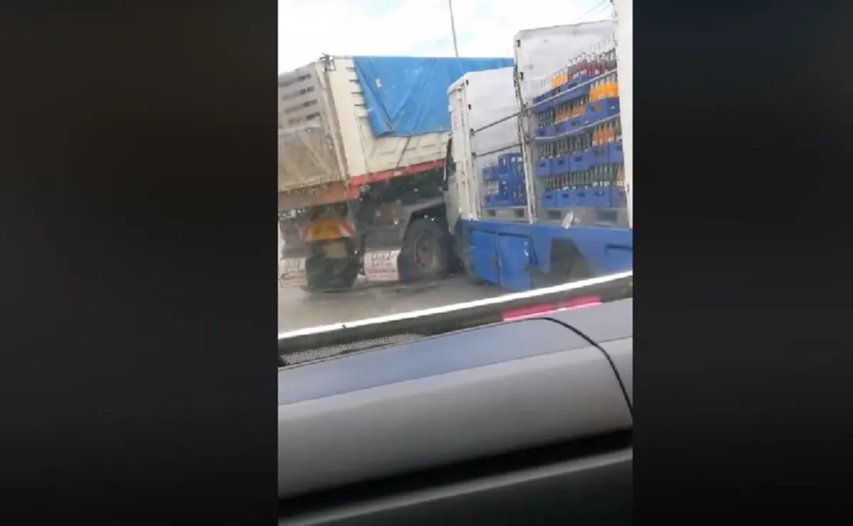 ถนนลุกเป็นไฟ  "รถพ่วง"คลั่ง เสพหนัก..เเหกด่านลพบุรี หนีการจับกุม ตร.ยิงสกัดสุดระทึก (คลิป)