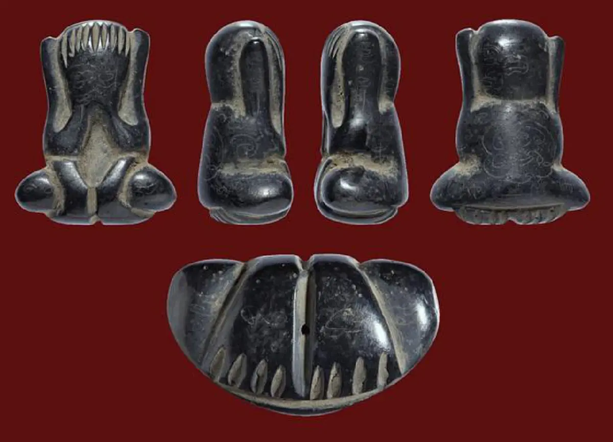 ท่านนั่งในน้ำ..เมื่อลงอักขระเสร็จองค์หนึ่ง จะปล่อยให้พระลอยขึ้นมา.."หลวงปู่นาค วัดห้วยจระเข้" ต้นตำรับพระปิดตาเมฆพัด อันลือชื่อ..