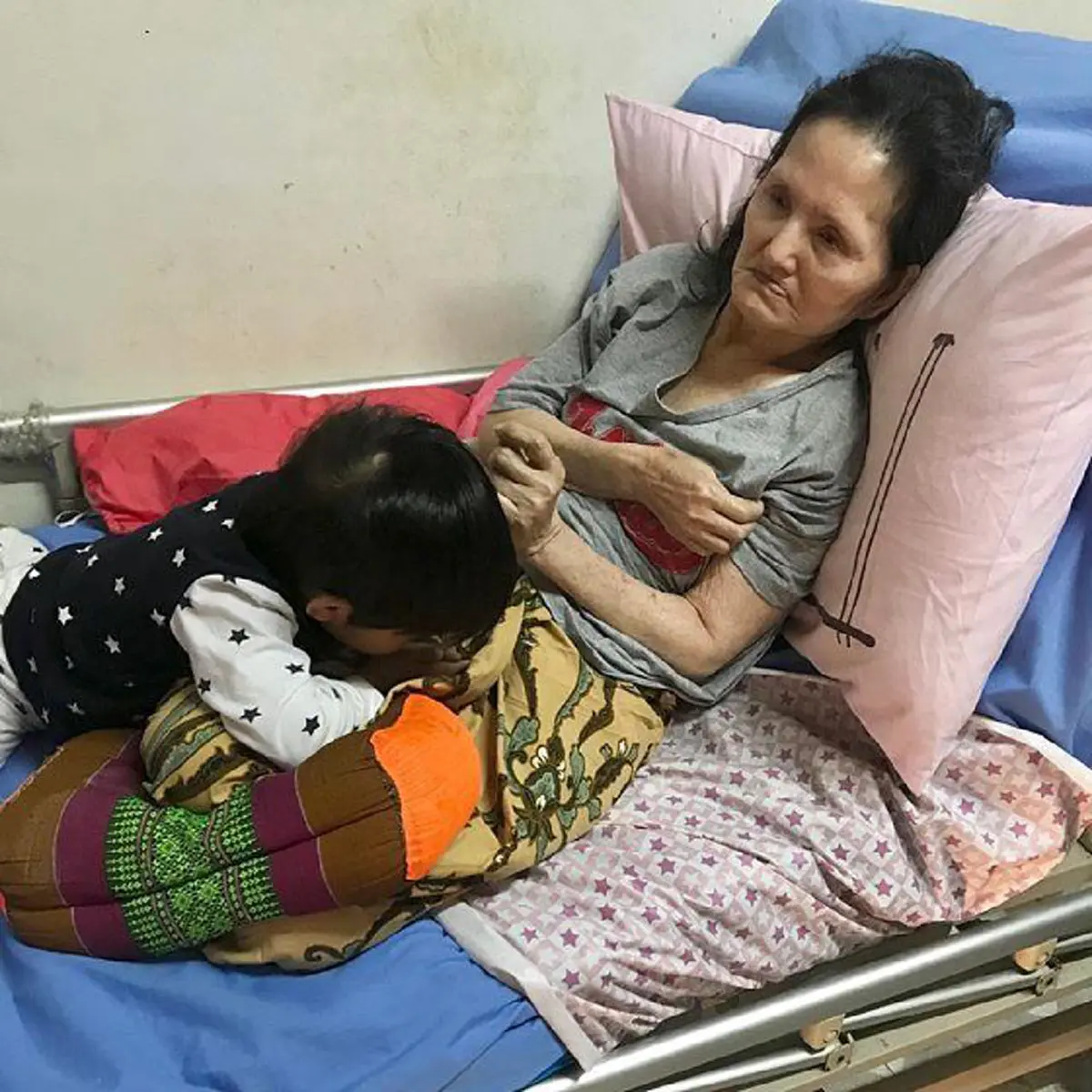 "แพท ณปภา" โพสต์ภาพยายทวดเอามือลูบหัว "น้องเรซซิ่ง" ในชีวิตรัก 2 คนนี้ที่สุด