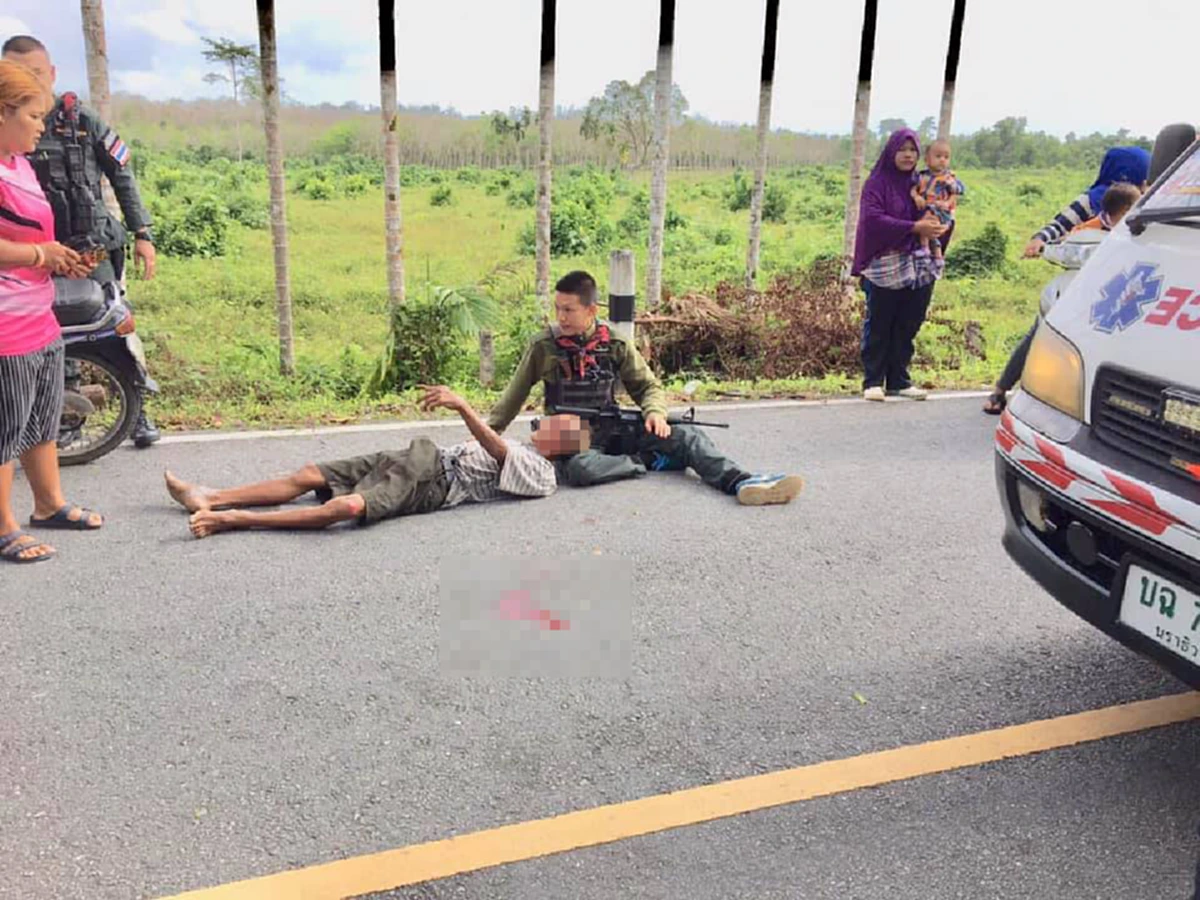 ตำรวจสุไหงปาดีเจอเหตุปชช.รถล้ม นั่งลงกับพื้นให้นอนหนุนตักรอความช่วยเหลือ