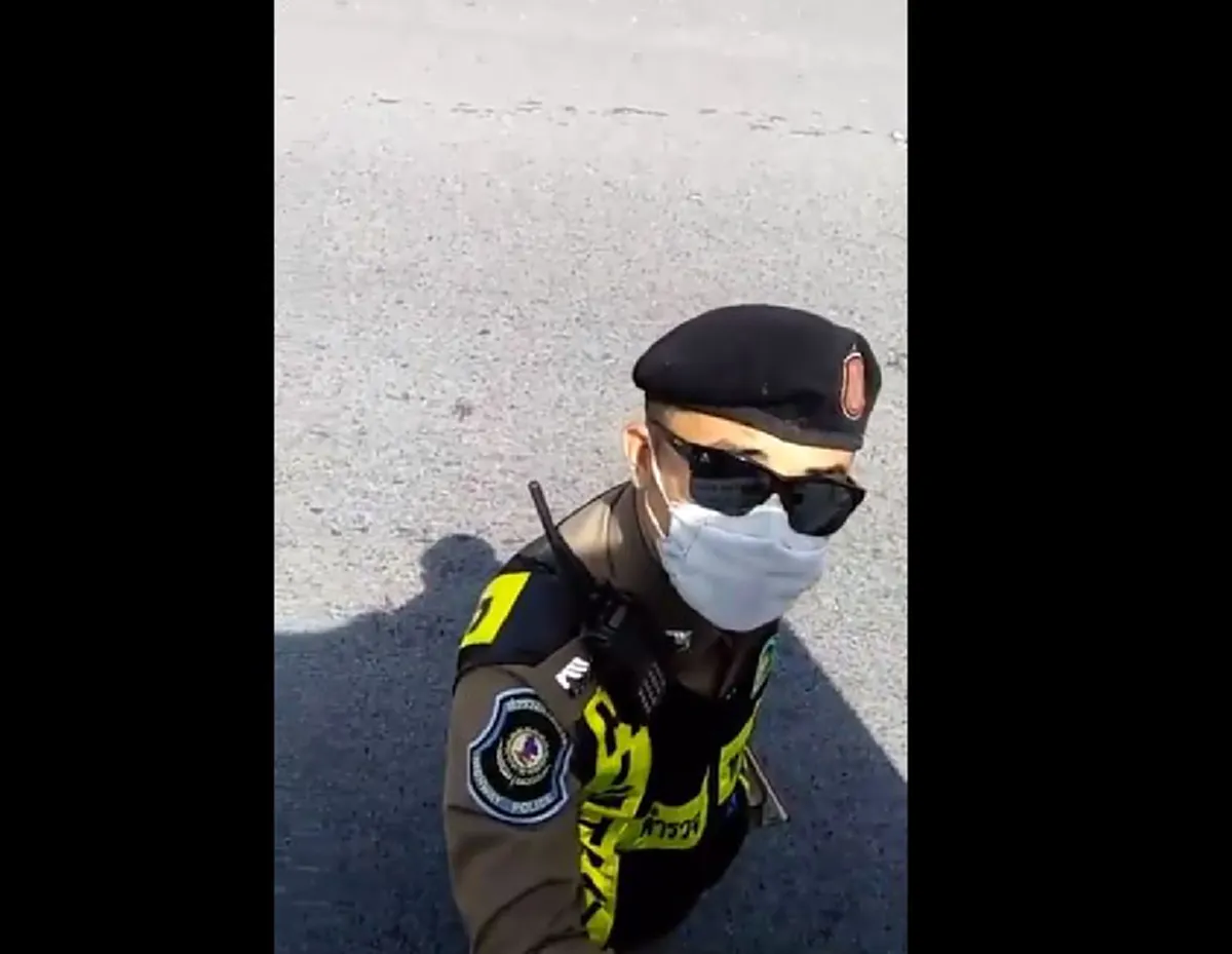 เดินหนีเเทบไม่ทัน?!! "ตร."ยืนดักโบก" รถบรรทุก"เส้นบางปะอิน..โวยวายเเหลกจะเอาผิดให้ได้?!! เจอคนจริงเถียงสู้ขาดใจ??กฏหมายเเน่น!! (คลิป)