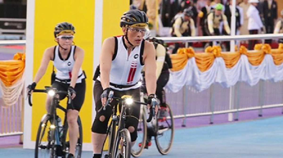 สมเด็จพระเจ้าอยู่หัว ทรงจักรยานเปิดสนาม "เจริญสุขมงคลจิต" มท. เชิญชวนปชช.เข้าร่วมกิจกรรม "Bike อุ่นไอรัก"