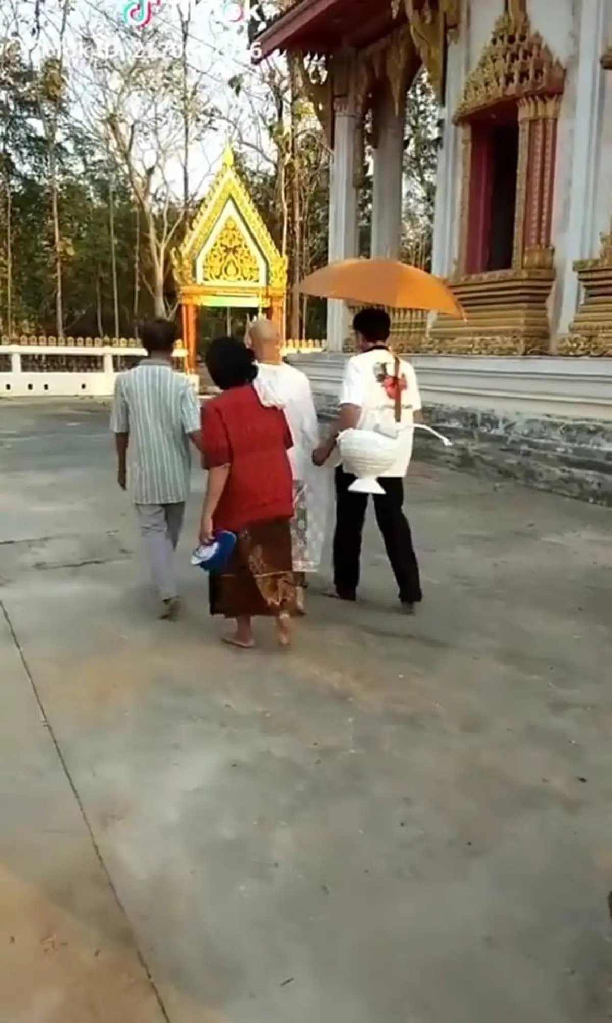 ไม่ต้องยิ่งใหญ่เหมือนคนอื่น! คลิปงานบวช มีเพียง แม่ถือไตรนำหน้า พ่อถือบาตรตามหลัง ไม่ต้องเบียดเบียนสัตว์ทั้งหลาย (คลิป)
