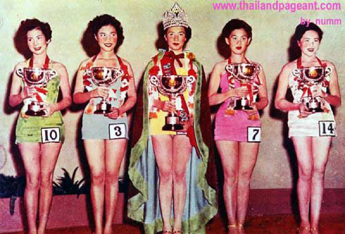 น้อยคนที่จะรู้ !! เปิดภาพสาวไทยคนแรกที่ไป "ประกวดมิสยูนิเวิร์ส" คนที่เราคุ้นหน้าคุ้นตากันดี !?