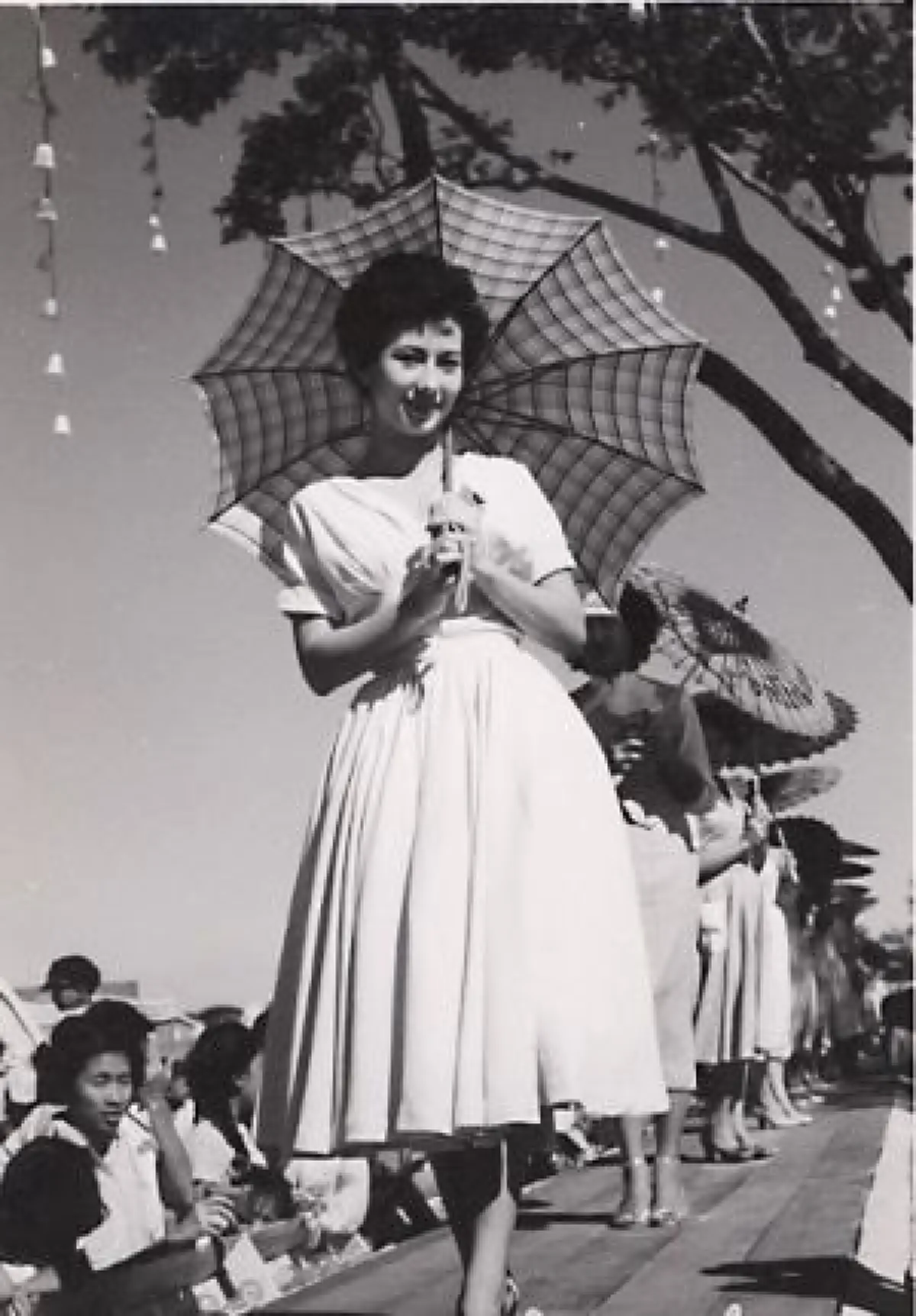 น้อยคนที่จะรู้ !! เปิดภาพสาวไทยคนแรกที่ไป "ประกวดมิสยูนิเวิร์ส" คนที่เราคุ้นหน้าคุ้นตากันดี !?