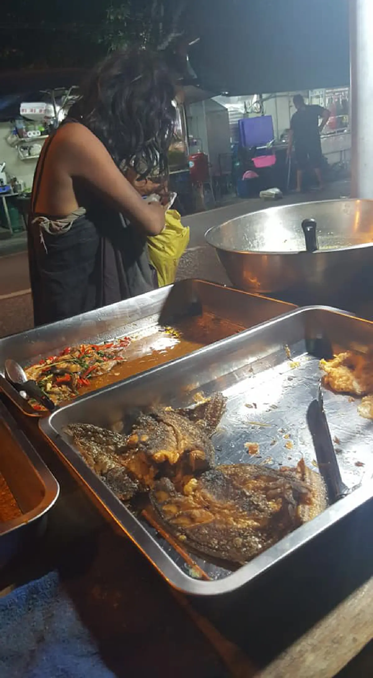 พ่อค้าอาหาร เห็นสาวไร้บ้านเดินหิวโซมา ตัดสินใจแบ่งปันอาหารมื้อดึก ลั่นเห็นเธออิ่มก็มีความสุข