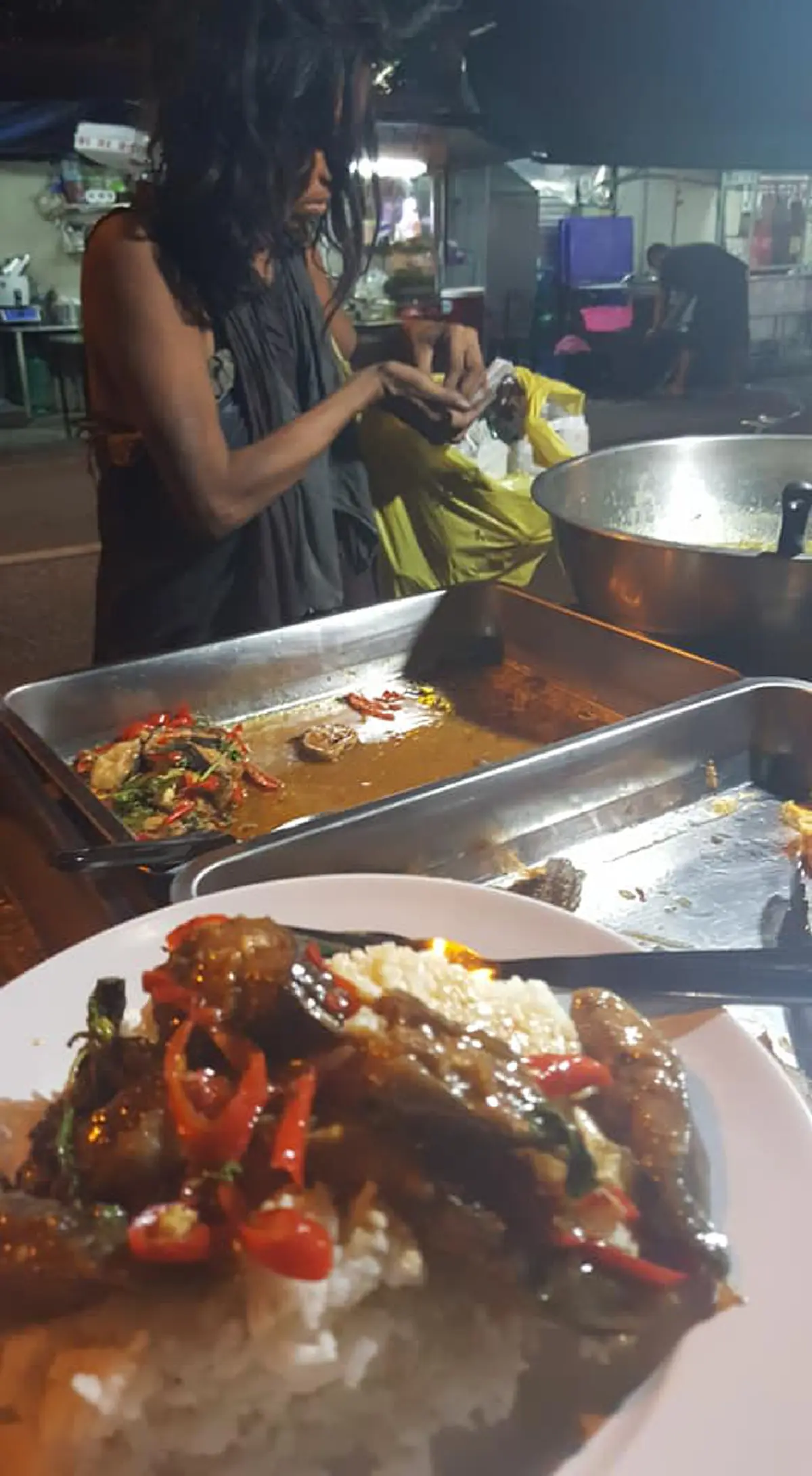 พ่อค้าอาหาร เห็นสาวไร้บ้านเดินหิวโซมา ตัดสินใจแบ่งปันอาหารมื้อดึก ลั่นเห็นเธออิ่มก็มีความสุข