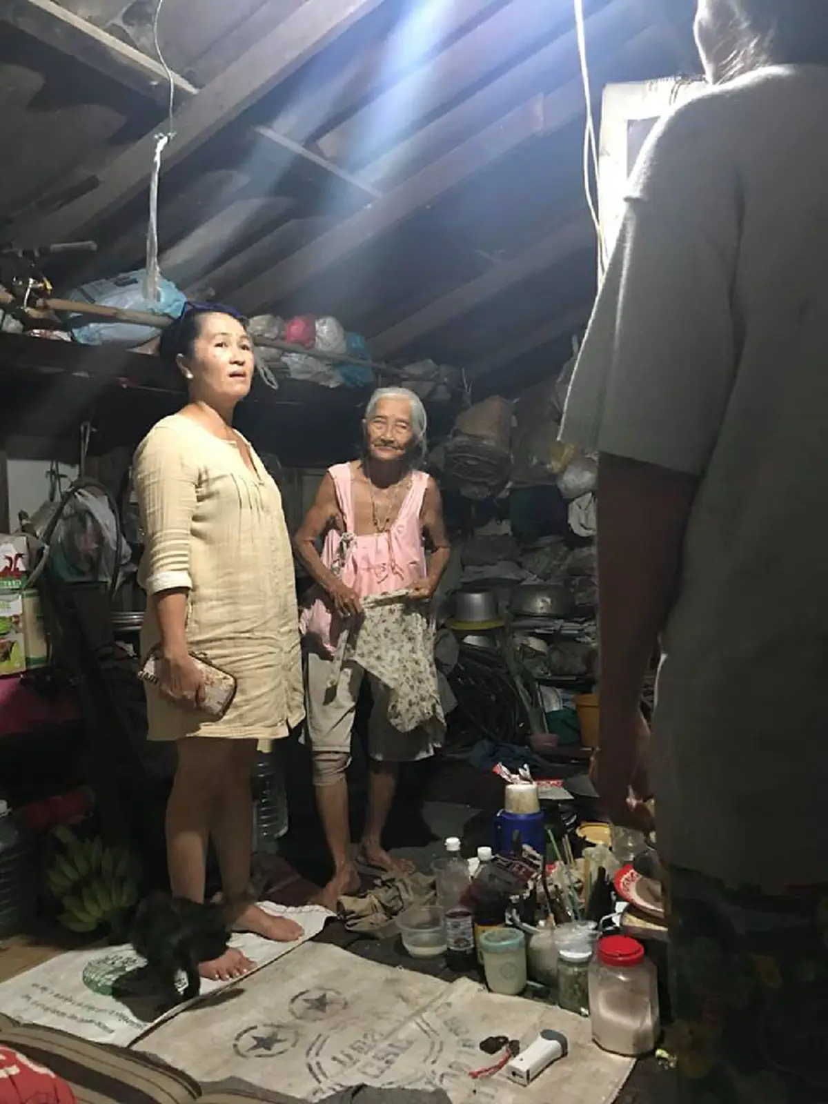 เวทนา ยายวัย 80 เลี้ยงดูหลานพิการทางสมอง เบี้ยคนชราไม่พอใช้ ต้องรับจ้างรีดผ้า วอนหน่วยงานรัฐช่วยเหลือ