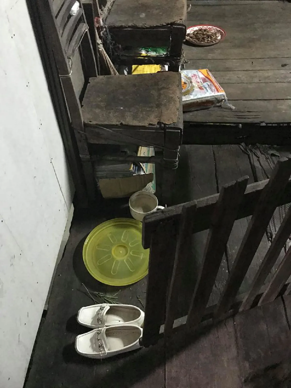 เวทนา ยายวัย 80 เลี้ยงดูหลานพิการทางสมอง เบี้ยคนชราไม่พอใช้ ต้องรับจ้างรีดผ้า วอนหน่วยงานรัฐช่วยเหลือ