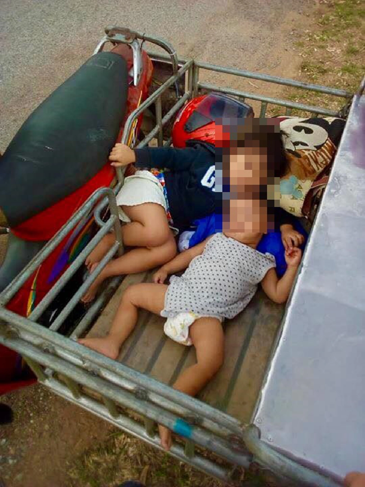 หนุ่มกลุ้มทุกข์รถพ่วงข้างดับกลางทาง โชคดีได้ 2 หนุ่มมากน้ำใจแวะช่วยก่อนฝนตก ไม่งั้น2เด็กน้อยลำบากหนัก
