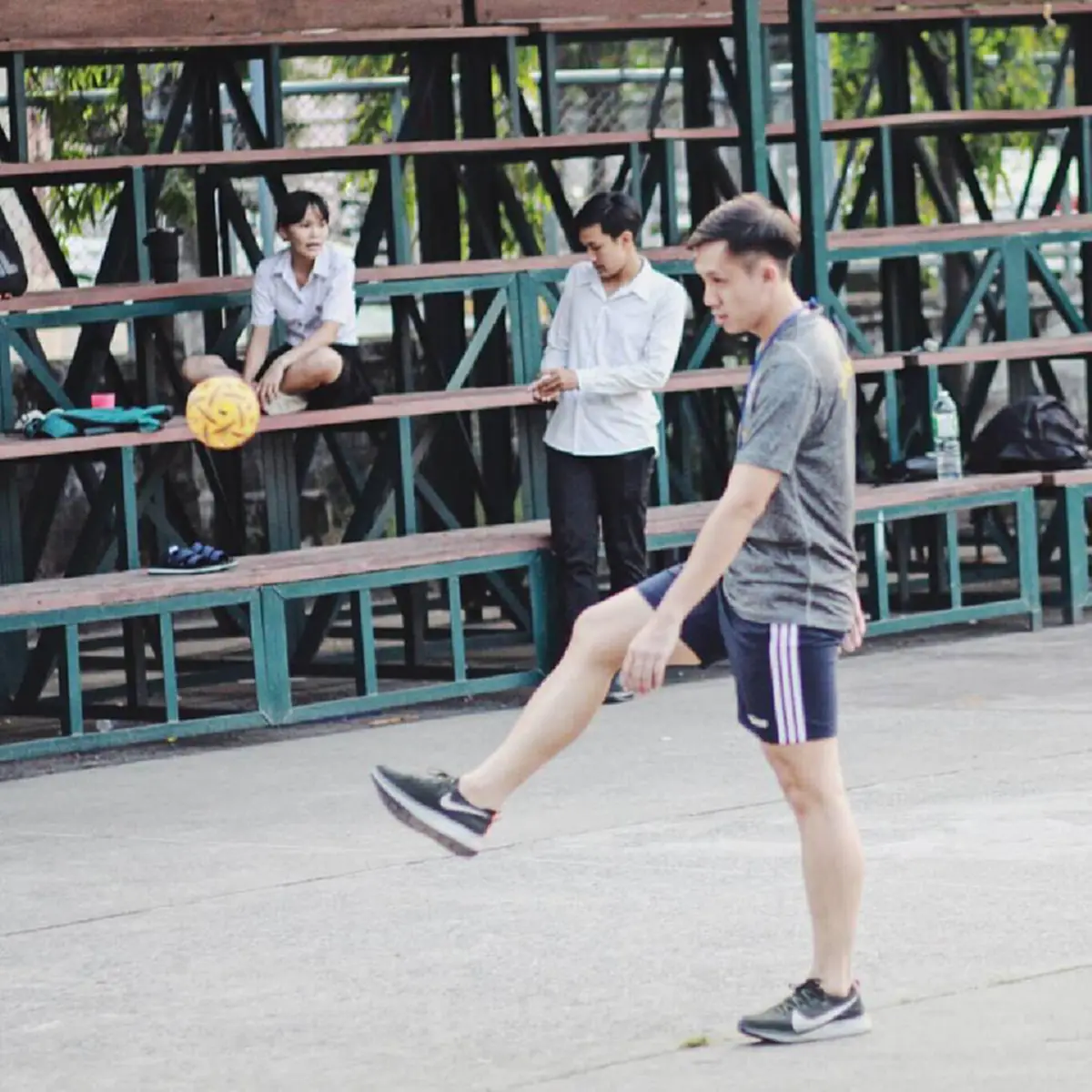 โค้ชสั่งเด็กๆตั้งใจฝึกซ้อม หันไปเจอแมวส้มอดใจไม่ไหว \"พักแปปนึงพี่ขอเล่นแมวก่อน\"