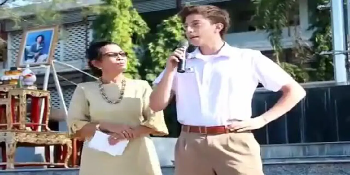 นร.ชายต่างชาติกล่าวอำลาสถาบัน บอกความประทับใจมาเรียนประเทศไทย ตอนจบทำเพื่อนฮาลั่น