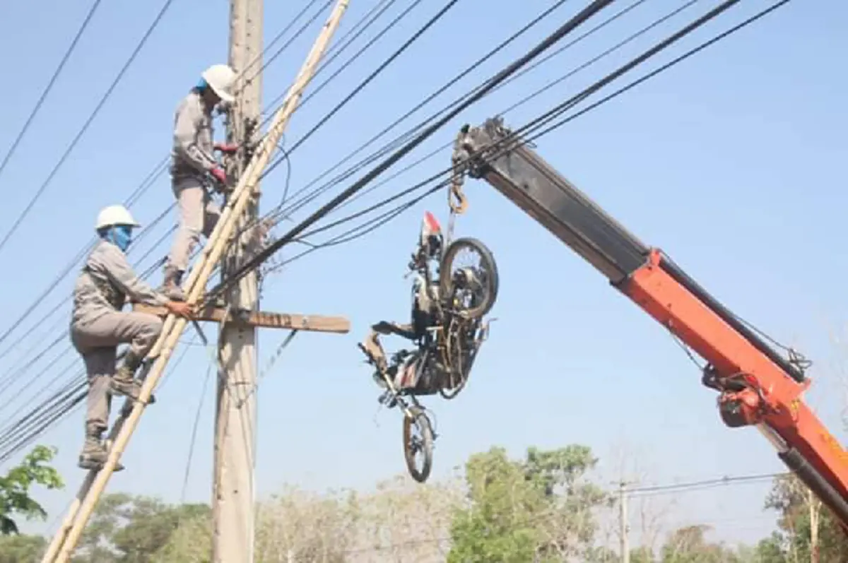 มอเตอร์ไซค์โดนปิคอัพเสยท้าย ลอยติดเสาไฟฟ้าสูง 4 เมตร
