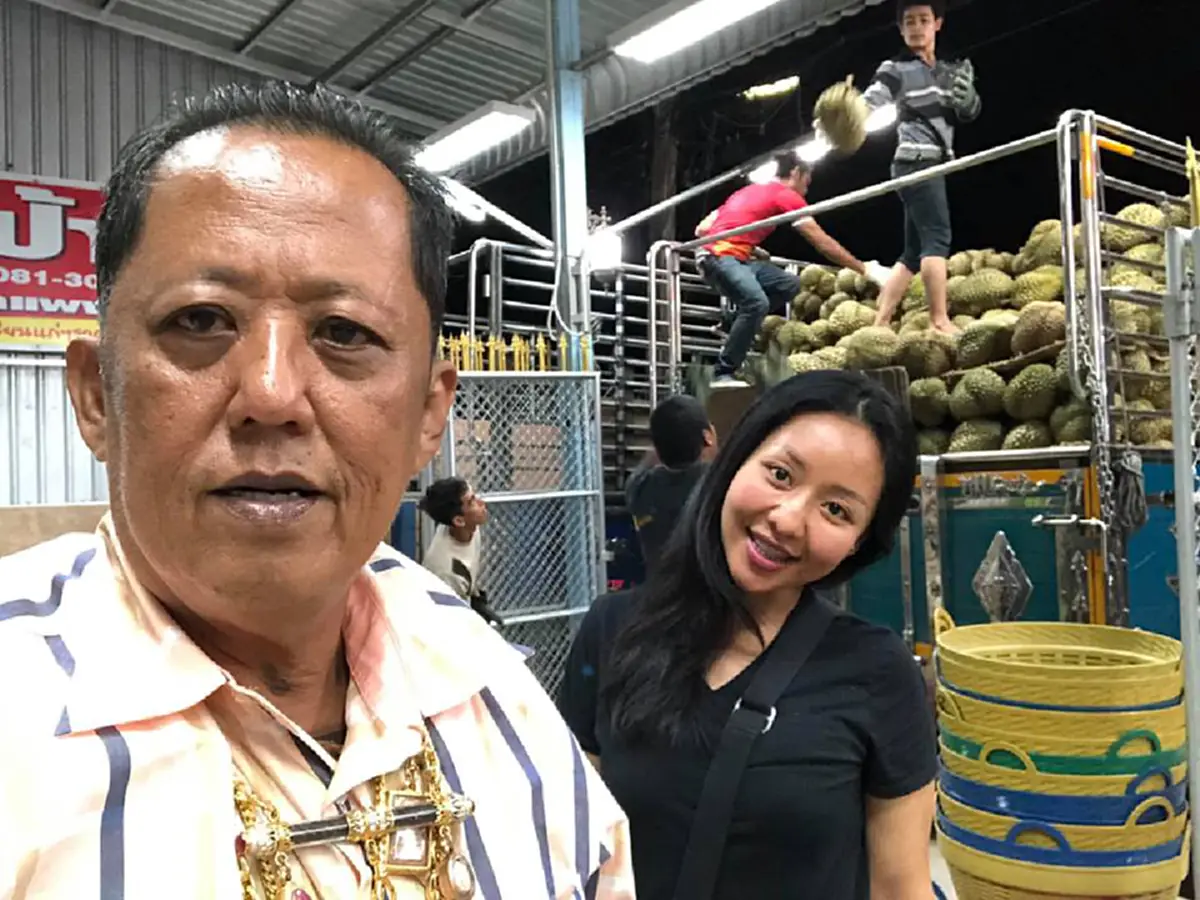 เจ้าของสวนทุเรียน ประกาศรับสมัครลูกเขย ขอคุณสมบัติครบ 3 ข้อ ยกลูกสาวให้ไม่คิดสินสอด พร้อมเงินทุนตั้งตัวอีก 10 ล้าน