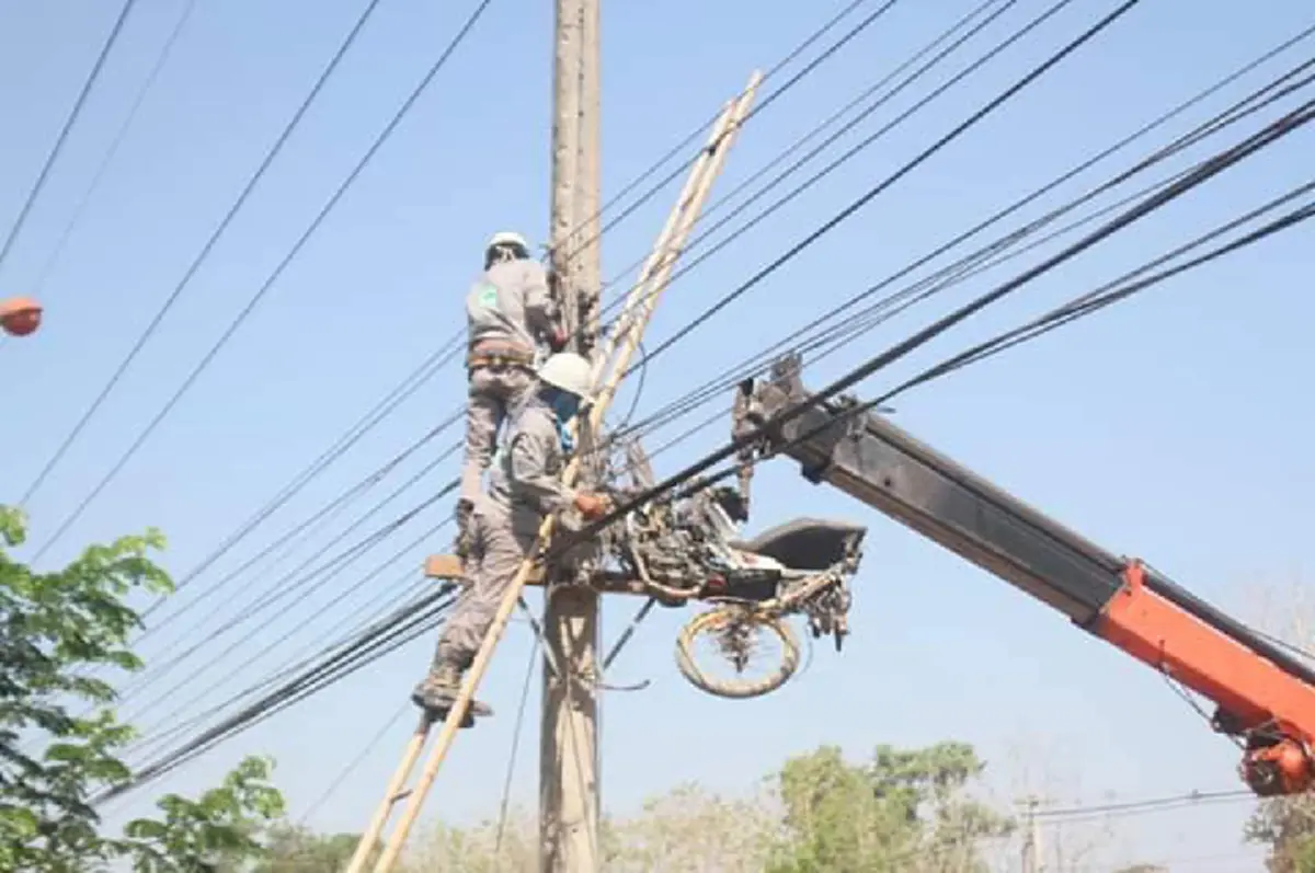 มอเตอร์ไซค์โดนปิคอัพเสยท้าย ลอยติดเสาไฟฟ้าสูง 4 เมตร