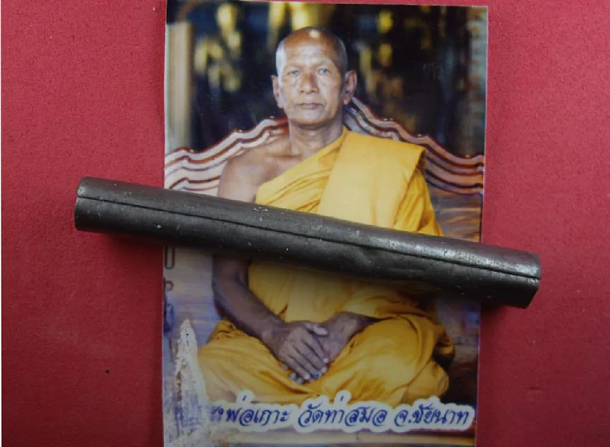 ศิษย์หลวงพ่อกวย..ฉายา หลวงพ่อตะกรุดปืนแตก "หลวงพ่อเกาะ วัดท่าสมอ" ท้าให้ลองได้ หากยิงออก จะเผาตำราทิ้งทันที