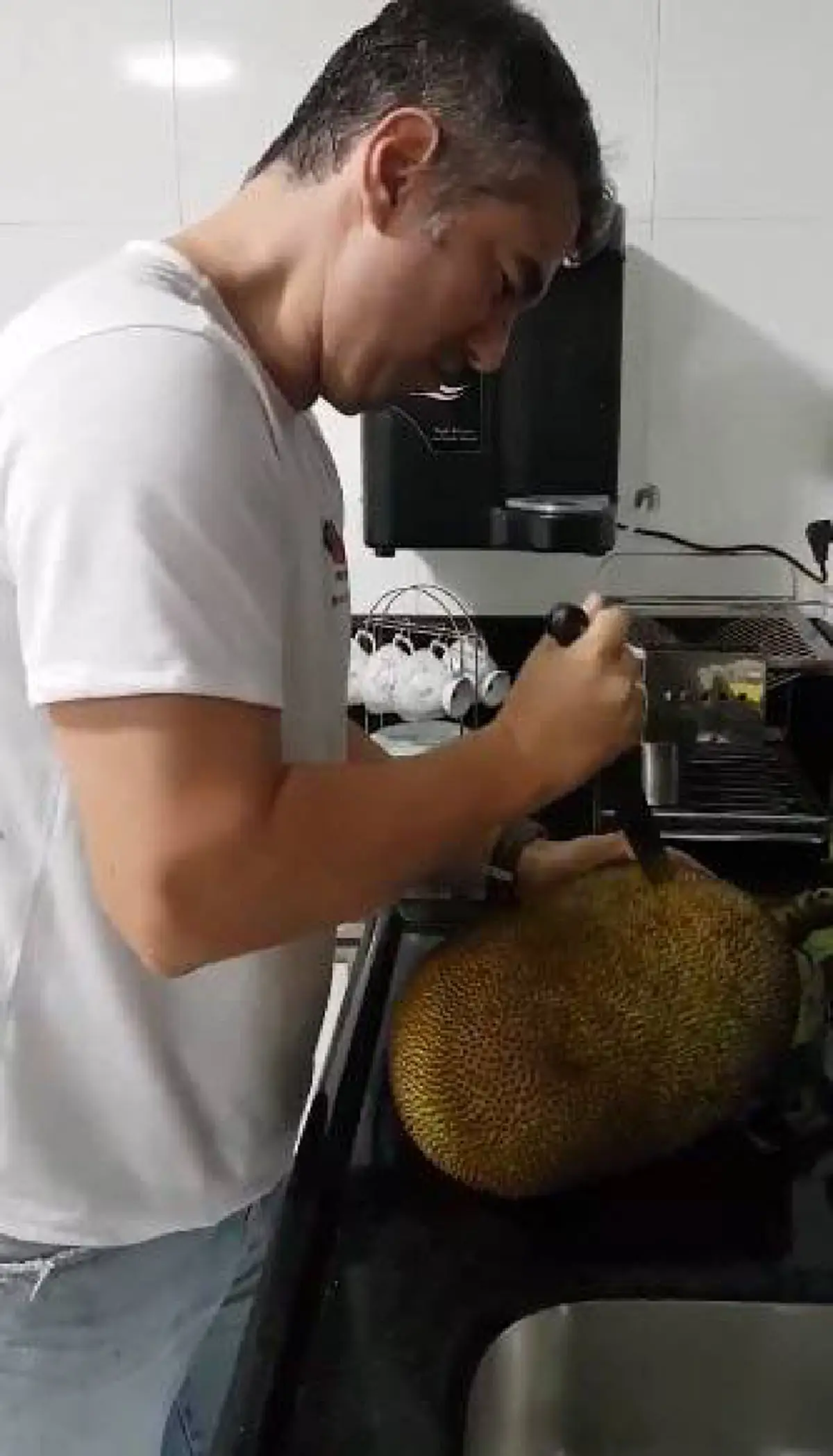 โคตรง่ายกว่าที่คิด!! เผยเคล็ดลับวิธีปอก \"ผลไม้เปลือกแข็ง\"? เพียงแค่มีดกับมือเปล่าเท่านั้น ได้เนื้อเน้นๆ อิ่มอร่อยเต็มคำ ไม่ต้องโง่อีกต่อไป