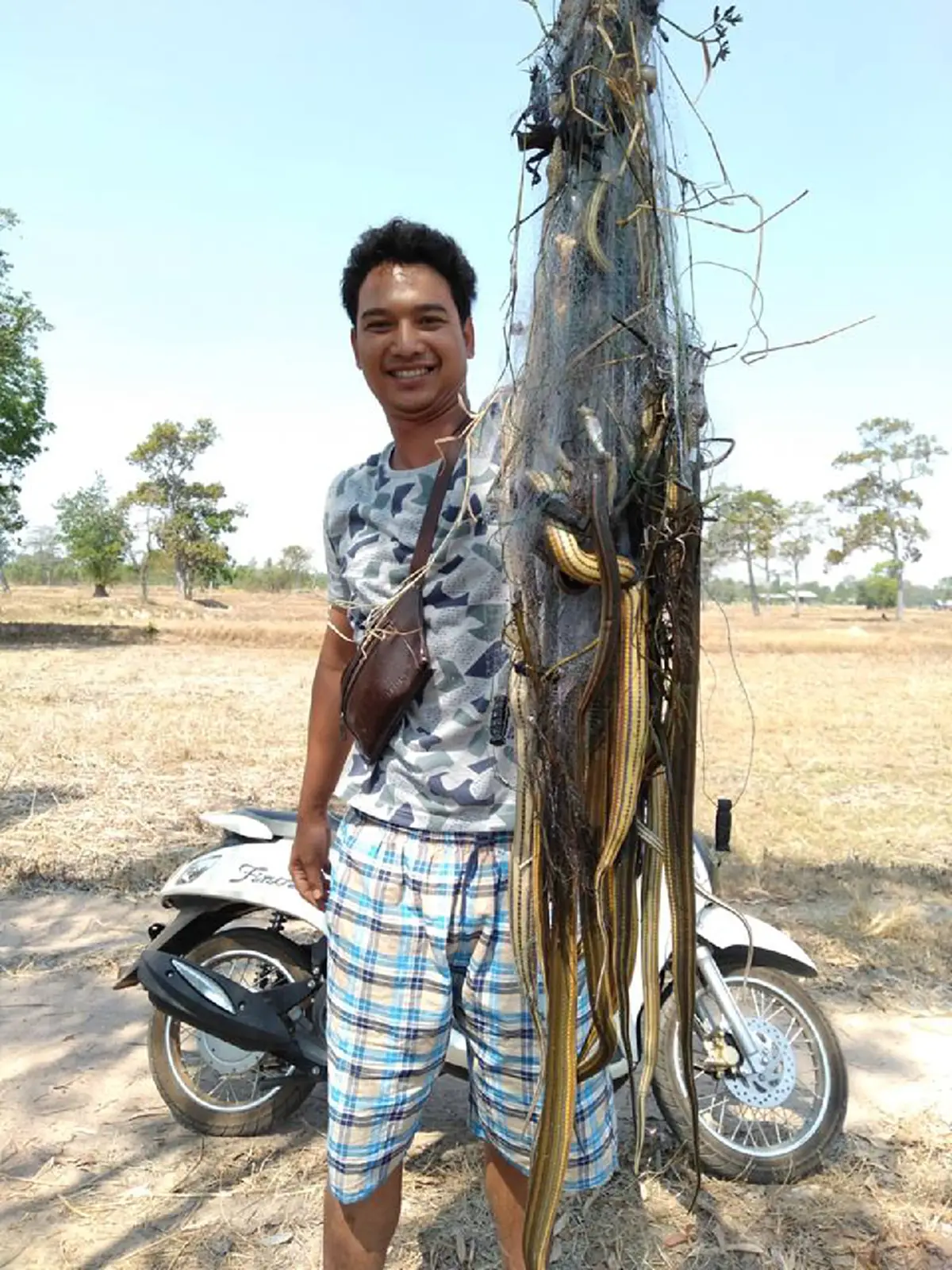 หนุ่มขนหัวลุก หลังกางมองดักปลาไว้ เช้ามาลากขึ้นดู เจองูโผล่ทั้งครอบครัว