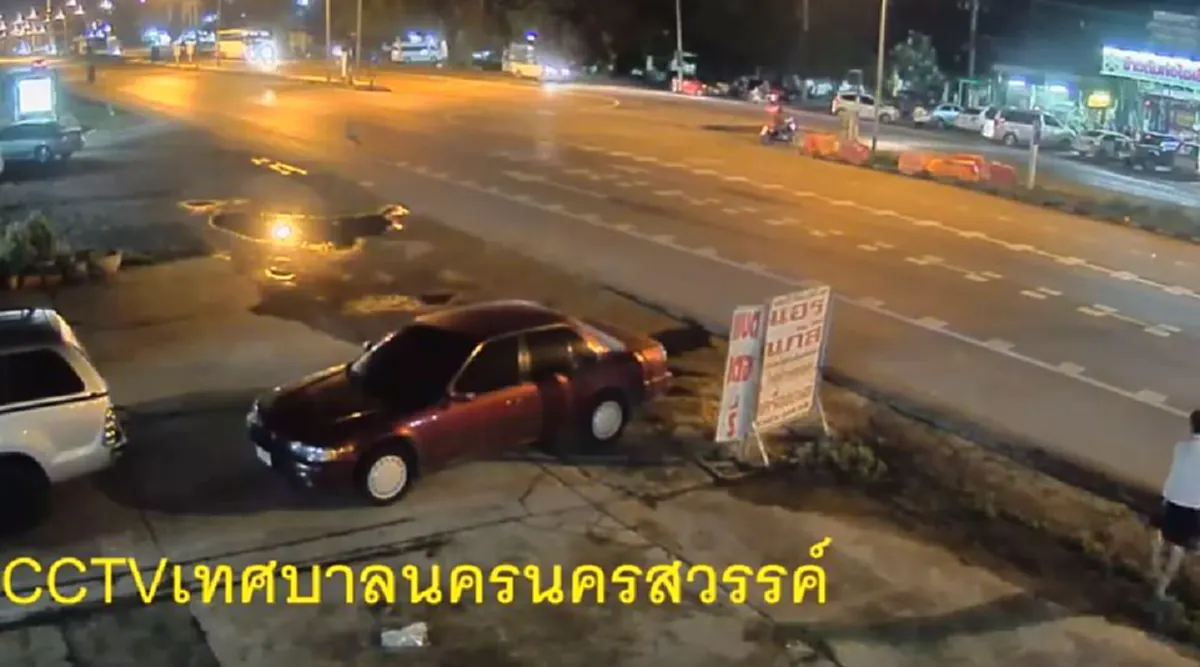 ทำซ้ำไปซ้ำมา\"โจ๋นครสวรรค์\"ลากเเบริเออร์มาขวางถนนให้รถชน ยืนมองผลงานตัวเอง(คลิป)