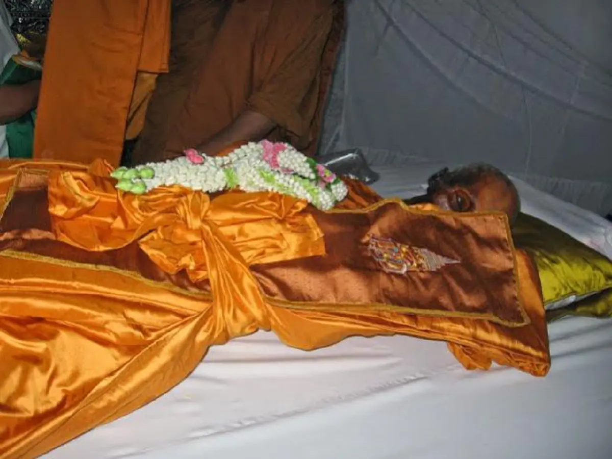 กราบน้อมรำลึก ๘ กันยายน ๒๕๔๒ วันละสังขาร หลวงปู่สรวง เทวดาเล่นดิน  มหามุนีดาบส ๕๐๐ ปี ผู้มีอิทธิฤทธิ์เหนือโลก อัศจรรย์ยิ่ง.