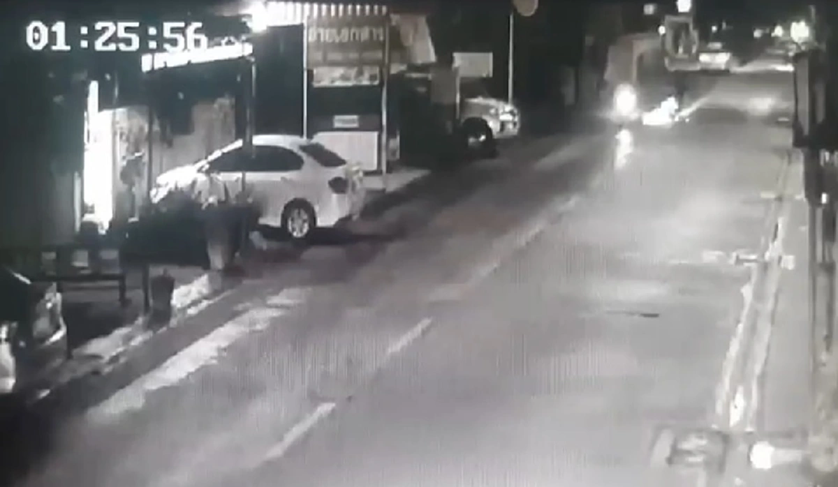 อย่างป่าเถื่อน!! รวบแล้วแก๊งนรกไล่ล่าคู่อริ ปาบึ้มเพลิงซ้ำอาการสาหัส เหยื่อเป็นลูกพ.ต.ท.คนทำเป็นหลานบิ๊กสตช.!?