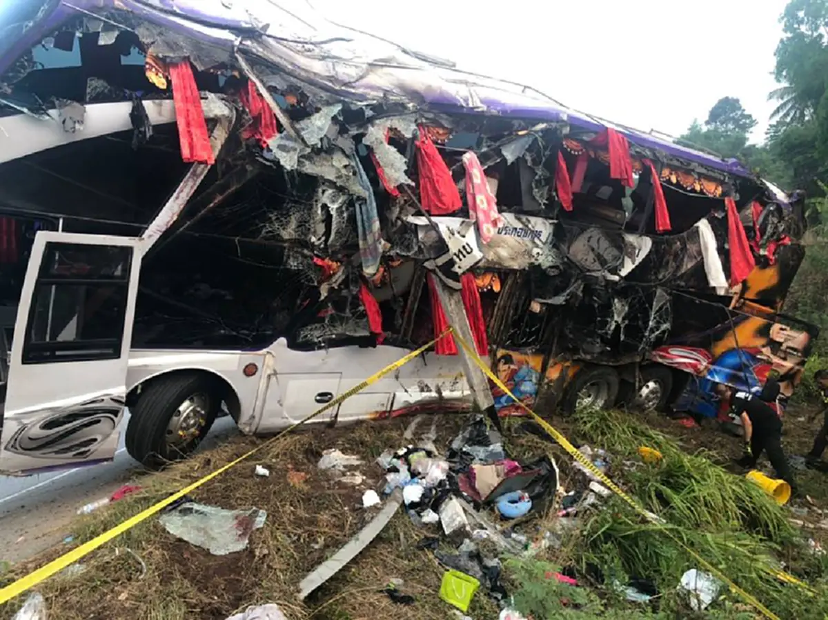 ตรวจสอบรายชื่อผู้บาดเจ็บ รถบัสทัศนศึกษาแหกโค้งตกข้างทาง นักเรียนเสียชีวิต1สาหัส 1