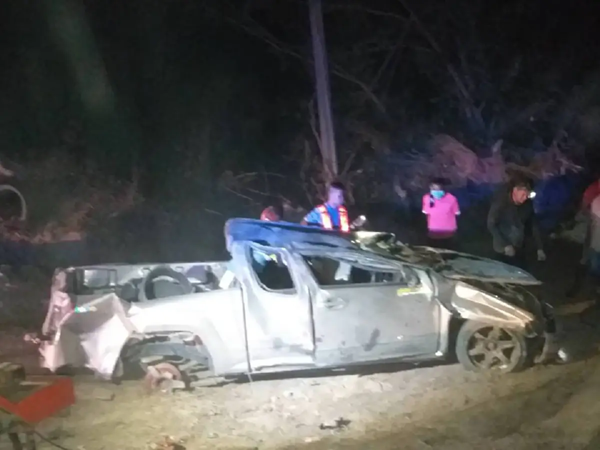 มอเตอร์ไซค์โดนปิคอัพเสยท้าย ลอยติดเสาไฟฟ้าสูง 4 เมตร