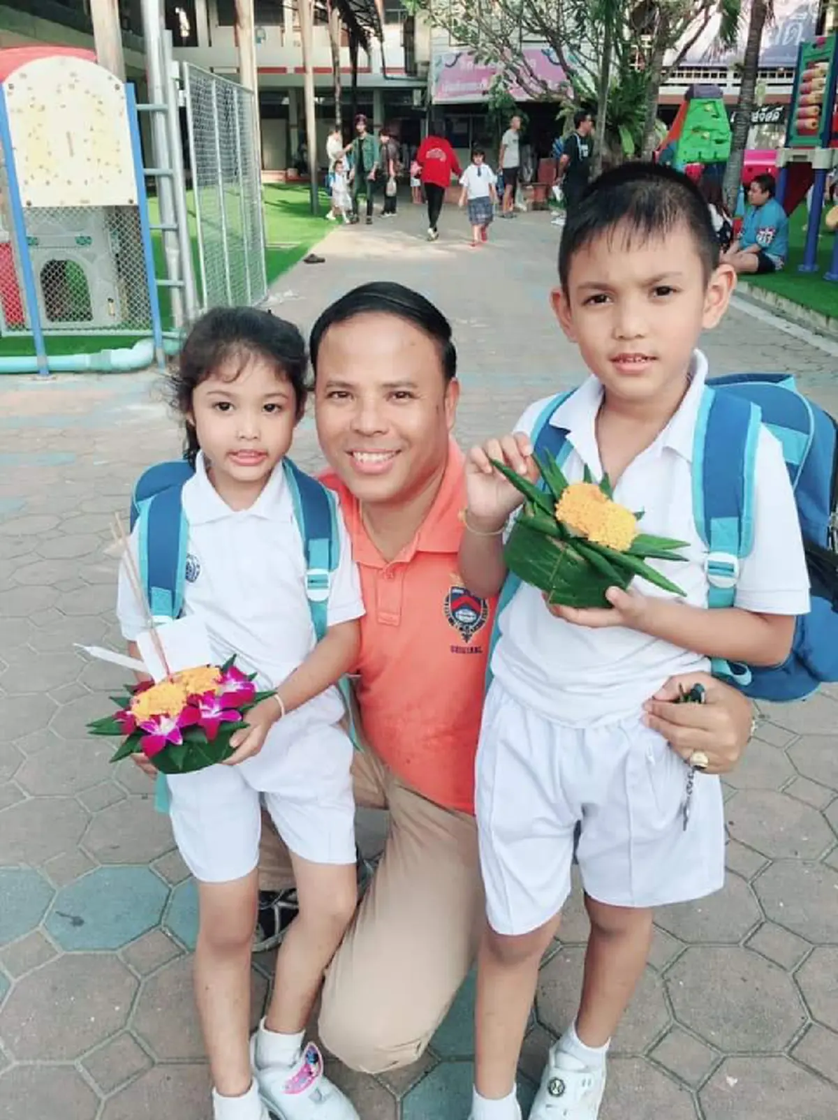 ร.ต.อ.วัชรินทร์ เบญจทศวรรษ   และ ลูกๆ