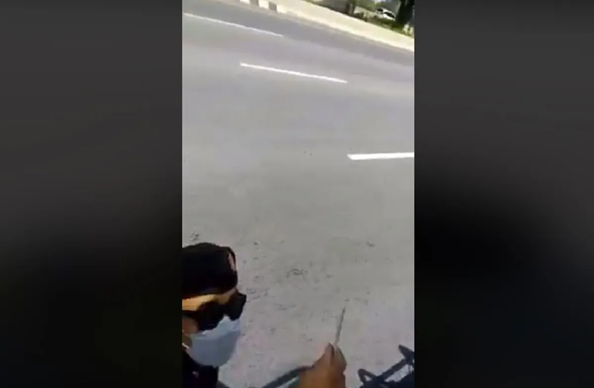 เดินหนีเเทบไม่ทัน?!! "ตร."ยืนดักโบก" รถบรรทุก"เส้นบางปะอิน..โวยวายเเหลกจะเอาผิดให้ได้?!! เจอคนจริงเถียงสู้ขาดใจ??กฏหมายเเน่น!! (คลิป)