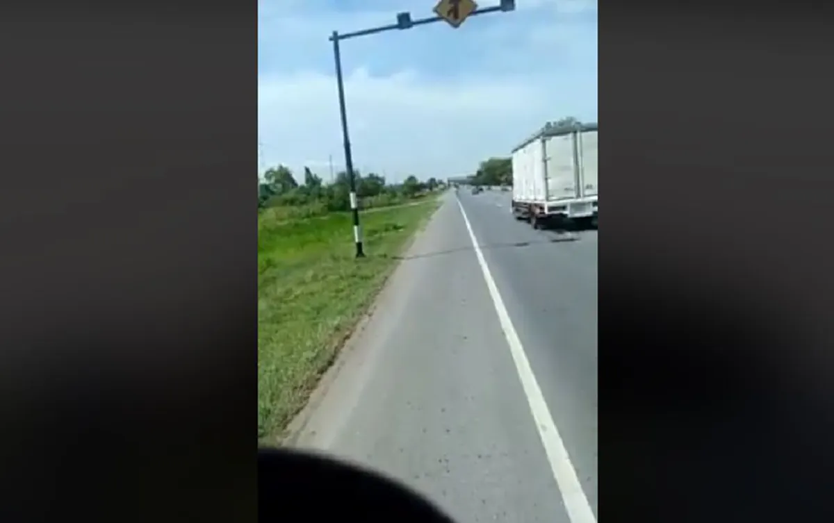 เดินหนีเเทบไม่ทัน?!! "ตร."ยืนดักโบก" รถบรรทุก"เส้นบางปะอิน..โวยวายเเหลกจะเอาผิดให้ได้?!! เจอคนจริงเถียงสู้ขาดใจ??กฏหมายเเน่น!! (คลิป)