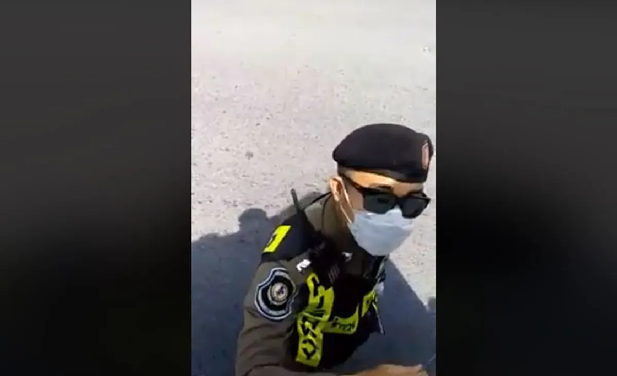 เดินหนีเเทบไม่ทัน?!! "ตร."ยืนดักโบก" รถบรรทุก"เส้นบางปะอิน..โวยวายเเหลกจะเอาผิดให้ได้?!! เจอคนจริงเถียงสู้ขาดใจ??กฏหมายเเน่น!! (คลิป)