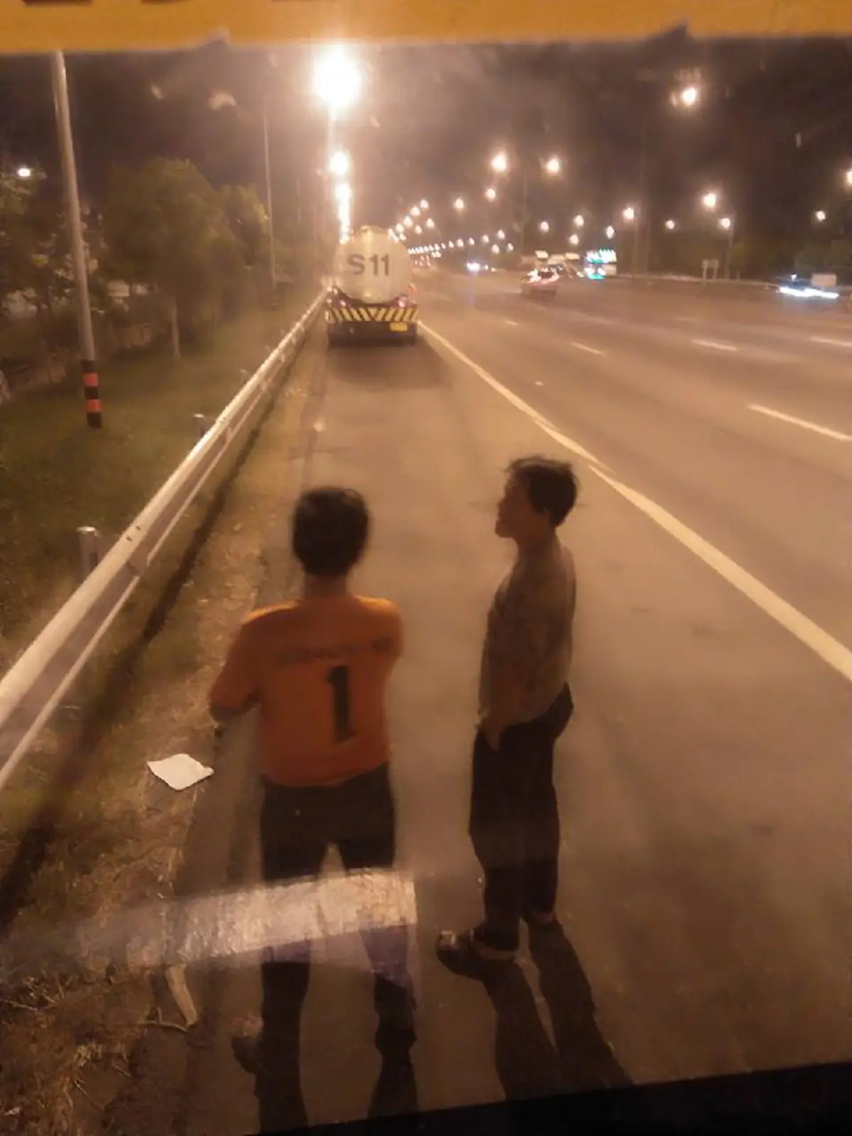 2 ผัวเมียขับรถบรรทุก เจอเพื่อนร่วมอาชีพหลงทางนั่งเศร้า เหลือเงินติดตัว 9 บาท ข้าวก็ยังไม่ได้กิน