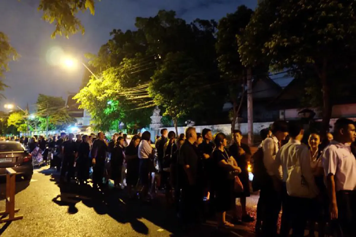 คำพ่อสอน..คนไทยต้องรักกัน!! ถึงน้ำตาปริ่มโซเชียลแชร์ภาพสุดซึ้ง บรรยากาศการเข้าคิวกราบถวายบังคมพระบรมศพวันสุดท้าย อาหาร รองเท้าดำ จิตอาสา?