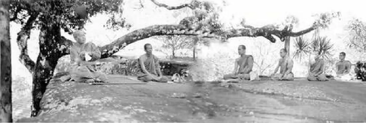 เป็นบุญที่ได้เห็น!! เปิดภาพที่ไม่เคยเห็นมาก่อน สมเด็จพระสังฆราชพระองค์ที่ 20 ผู้สมถะและจริยวัตรงดงาม (ชมภาพ)