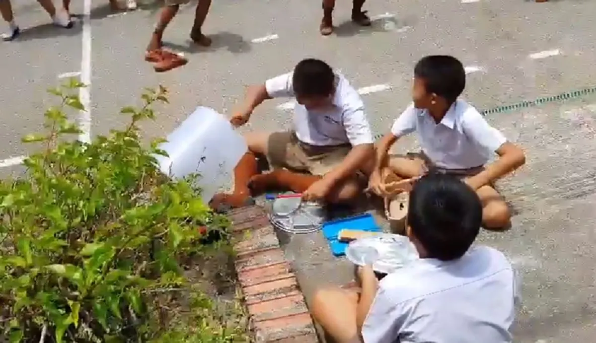 เเก้ง่วง พักเที่ยง "น้องๆนักเรียนจ.ตรัง" กับสุดยอดไอเดียทางดนตรี วงถาดหลุม ดูเเล้วอยากจะลุกไปเต้นกับน้องๆเขาเลย!! ขอยกนิ้วให้(คลิป)