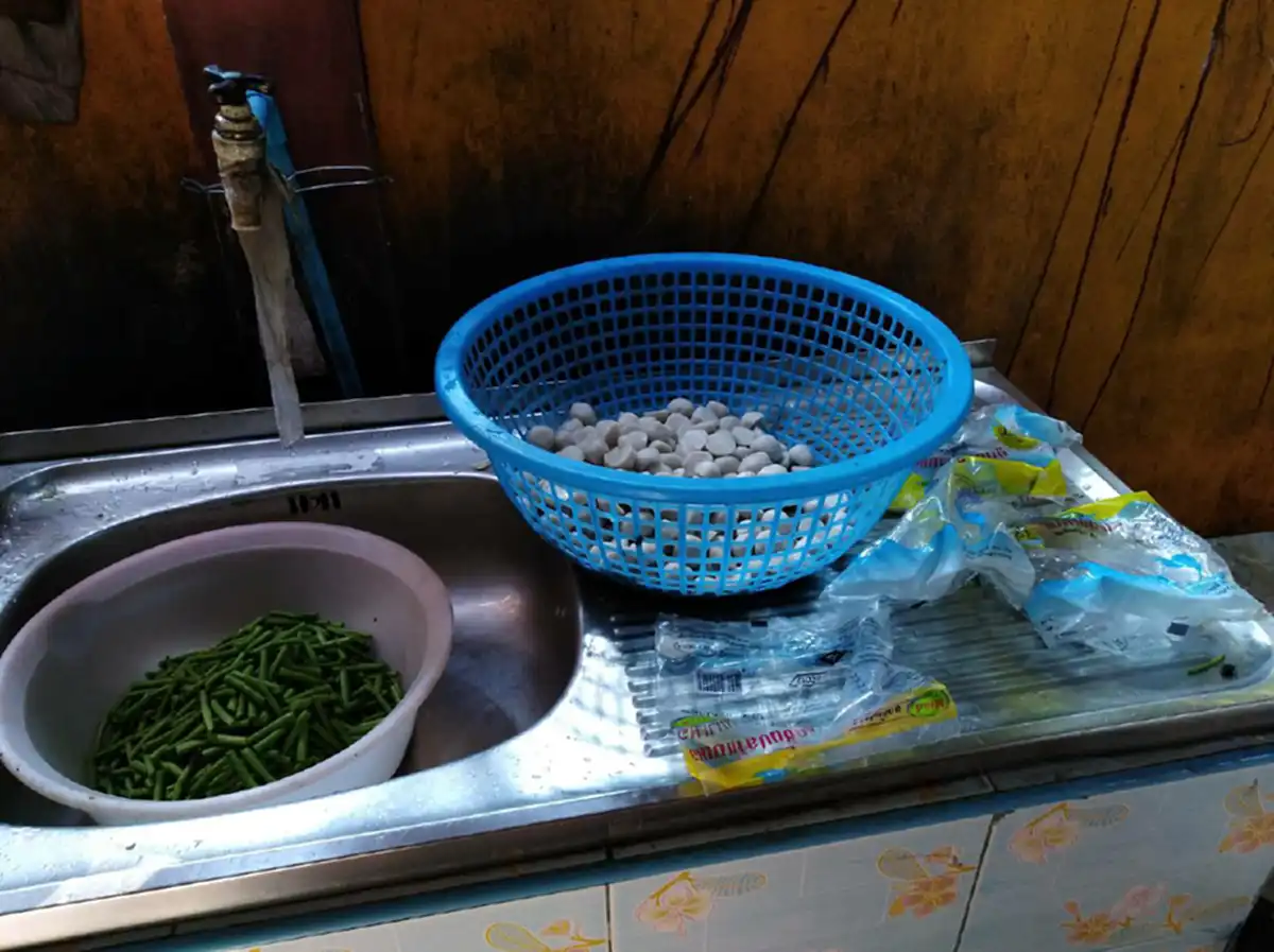 มึงให้ลูกกูกินอะไรเนี่ย!? แม่สุดทน แฉยับโรงเรียน หลังลูกสาวทนกินอาหารกลางวันเมนูอนาถา พอถามครูอ้างเหตุผลซ้ำซาก งบไม่มี (คลิป)