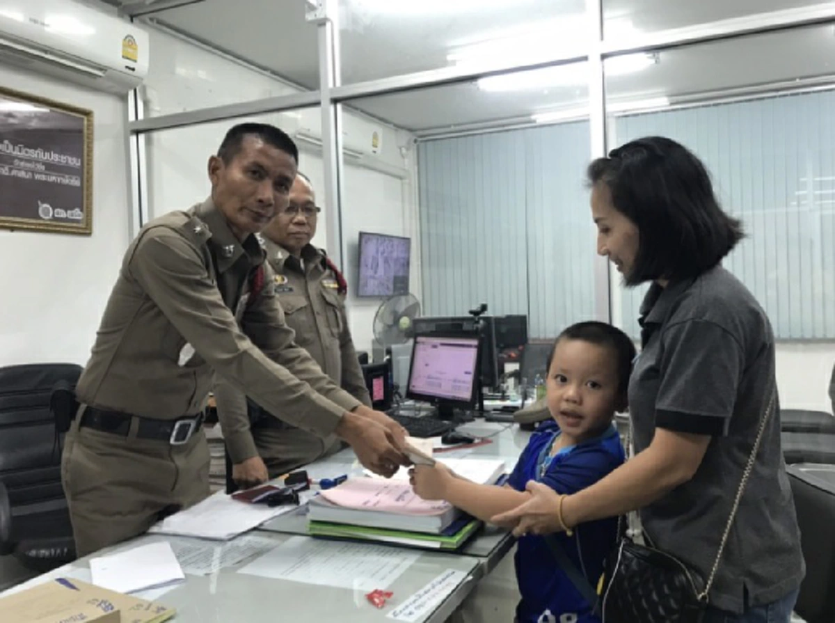 เด็กชาย 6 ขวบ เก็บเงินได้ ประกาศตามหาเจ้าของ