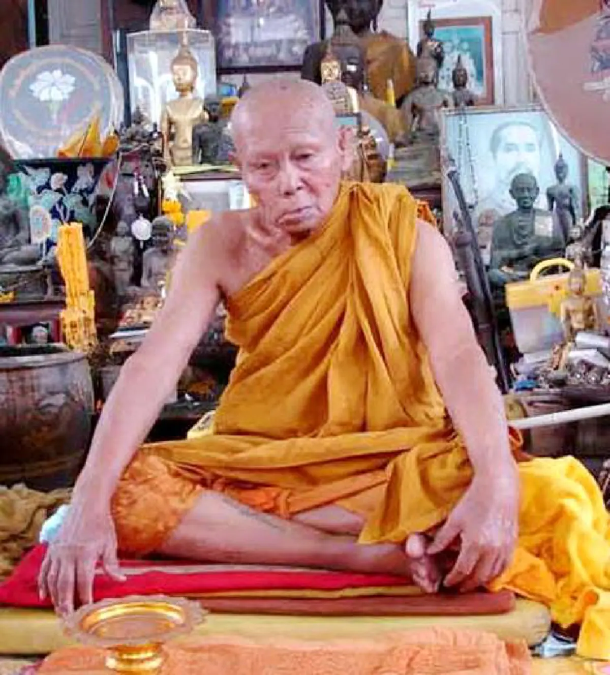 เหนียวจริงๆ!!  "ตะกรุดดำ หลวงพ่อจำลอง" กรีดหลังกันเห็นๆเลือดออกแค่ยางบอน! ไม่เชื่อลองยิง 4 นัด ไม่มีออก สาธุ!!!