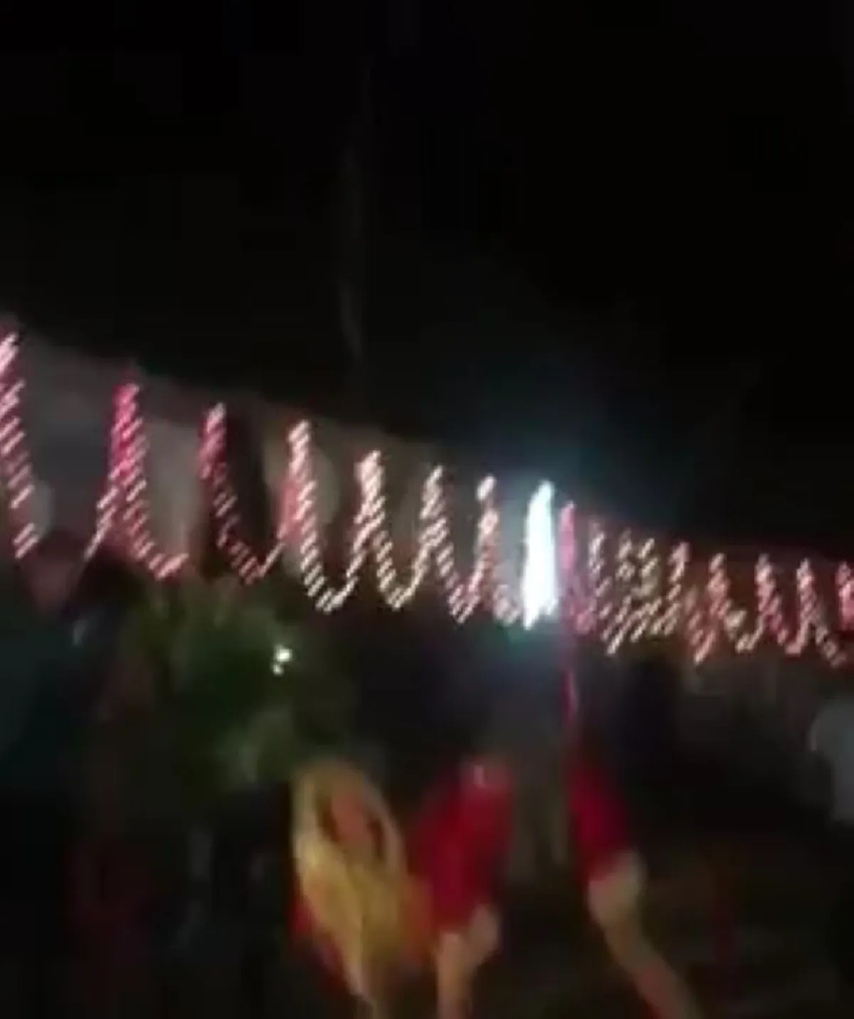 อวสานองค์เทพ!! ร่างทรงทำพิธีกรรมโคตรพิลึก โรยตัวโหนสลิงให้พร จู่ๆ อภินิหารบังเกิด ตุ๊บเดียวสะเทือนทั้งพิธี ลูกศิษย์ช็อกยกสำนัก (คลิป)