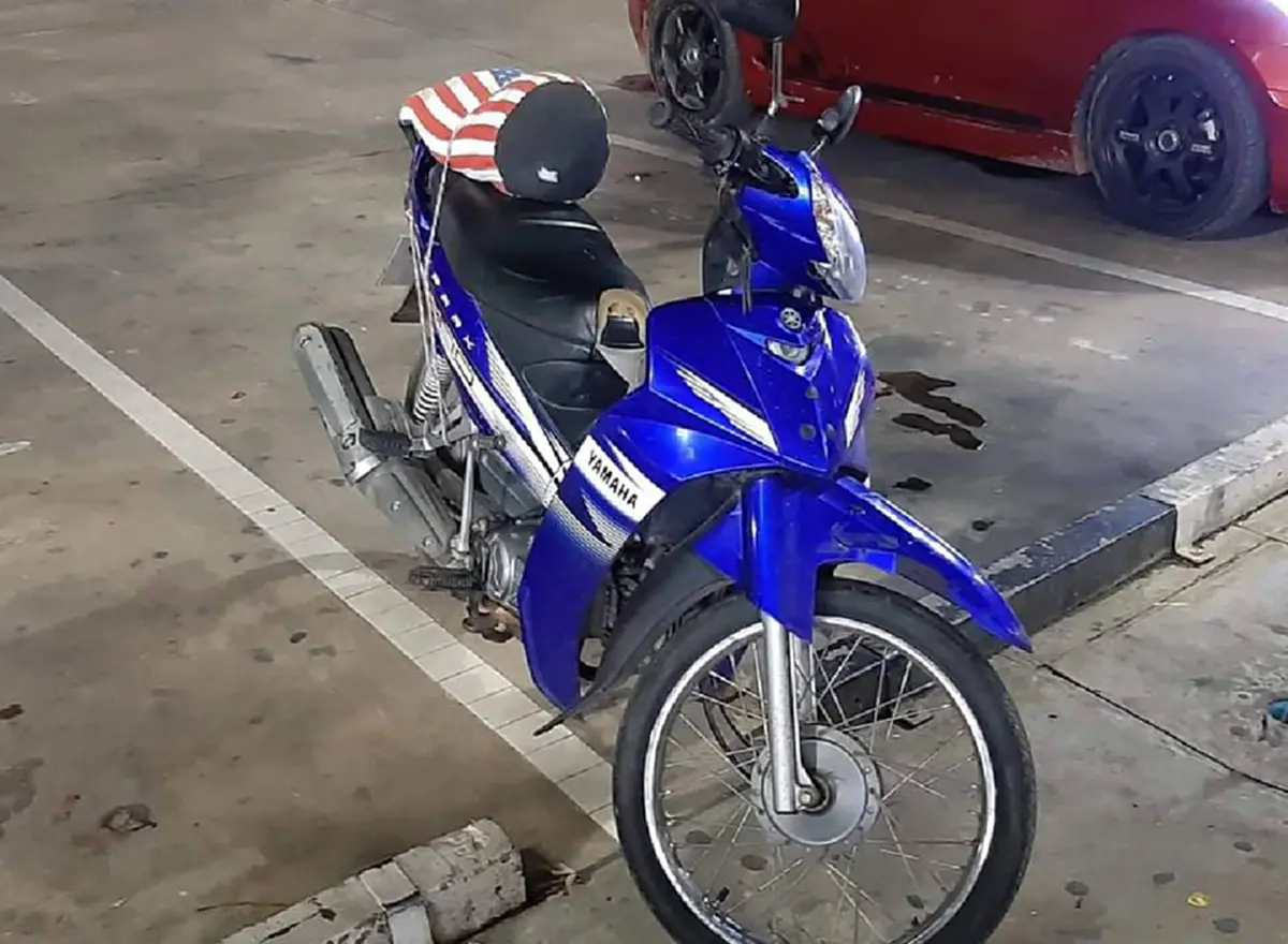2ตาหลานขี่รถข้ามจังหวัด แวะพักนอนอยู่หน้าร้านสะดวกซื้อ
